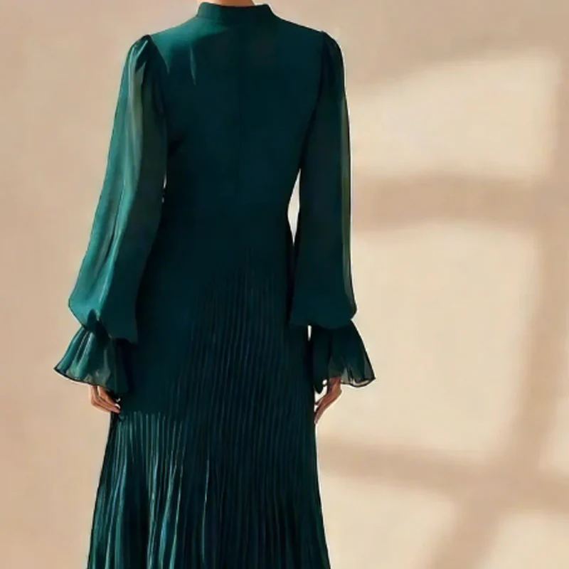 Noelia - Elegant dress with keyhole neckline and ruffles